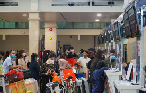 Vé máy bay tết đi Thái Lan, Singapore… tăng cao, khách muốn bay vòng về quê cũng khó