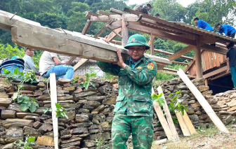 Hàng chục người phải di dời khẩn cấp vì núi nứt dài 300m