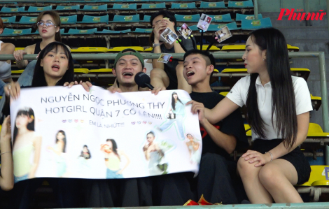 Khán giả tiếp lửa cho các vận động viên tham gia giải pickleball của báo Phụ nữ TPHCM