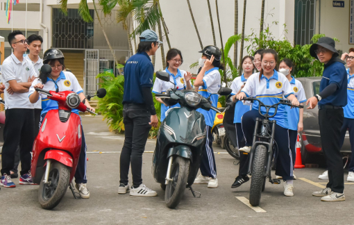 Lần đầu lái thử xe máy điện VinFast, nhiều bạn trẻ hào hứng: “Lái thích quá nên chốt luôn”