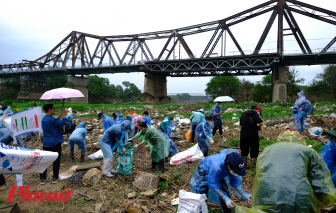 500 tình nguyện viên chung tay làm sạch môi trường tại chân cầu Long Biên