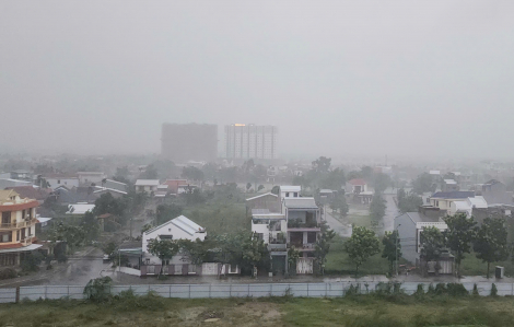 Thừa Thiên Huế mưa xối xả, người dân được yêu cầu không ra đường để tránh bão