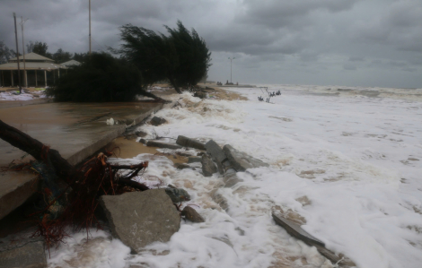Thừa Thiên Huế: Ít nhất 2 người thiệt mạng; nhiều ngôi nhà, đường bờ biển bị hư hỏng nặng sau bão