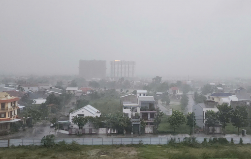 Thừa Thiên Huế mưa xối xả, người dân được yêu cầu không ra đường để tránh bão