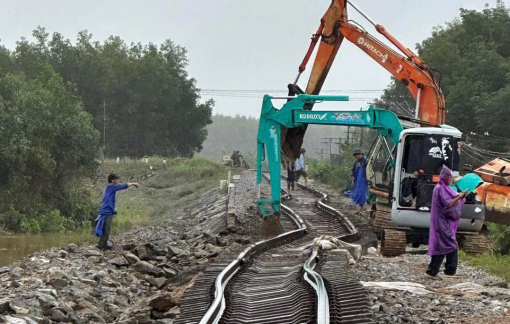 Công nhân đội mưa khắc phục tuyến đường sắt Bắc - Nam