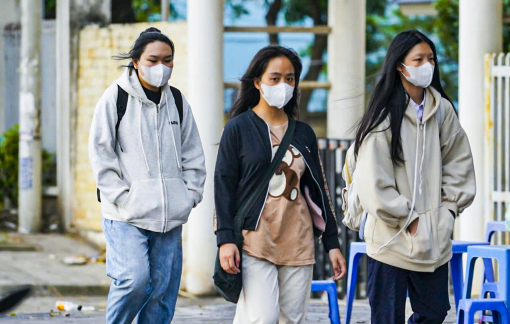 Không khí lạnh tràn về Hà Nội, người dân co ro khoác áo ấm ra đường