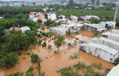Nước lũ dâng cao “bao vây” nhà dân ở Đồng Nai