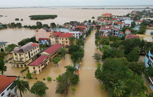 Gần 20.000 nhà dân ở huyện Lệ Thủy vẫn chìm trong biển nước