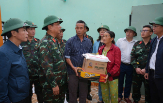 Đoàn công tác Quân khu 4 tặng quà cho người dân bị thiệt hại do bão số 6