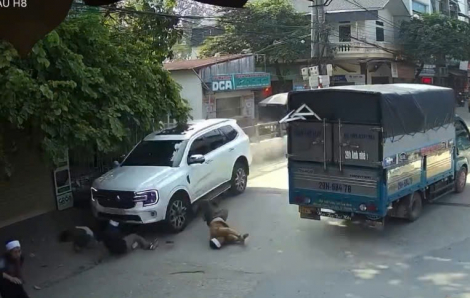 Ô tô đâm vào đoàn người đi đám tang ở Hà Nội, 4 người thương vong