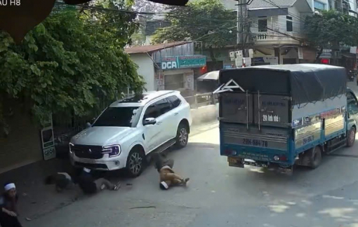 Ô tô đâm vào đoàn người đi đám tang ở Hà Nội, 4 người thương vong