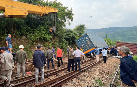 Tàu trật bánh, hàng trăm khách phải trung chuyển bằng ô tô