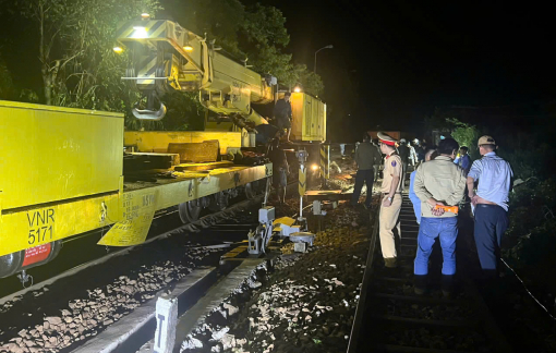 Tàu hàng trật bánh, đường sắt tê liệt đoạn qua đèo Hải Vân