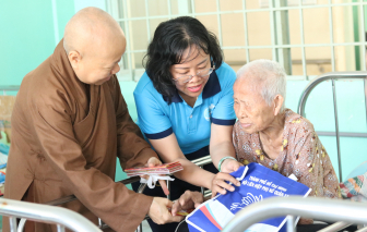 Nữ tu và thương nhân quận 12 cùng làm công tác xã hội từ thiện