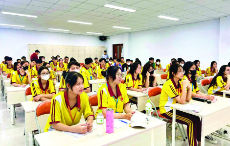 Tăng tỉ lệ trường tư làm tăng áp lực lên người học