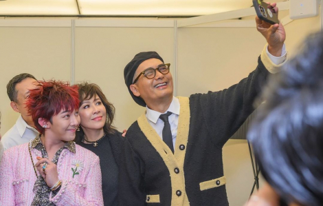 Châu Nhuận Phát xài điện thoại cũ, không có mạng xã hội