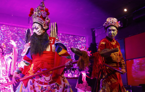 Vào quán bar xem… hát bội