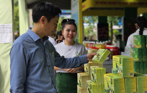 Nhiều người đến Tuần lễ sản phẩm OCOP 2024 để mua nông đặc sản "chuẩn"