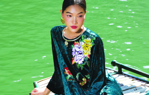 Lưng chừng sóng nước