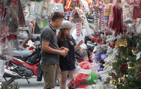 Đường Hải Thượng Lãn Ông 'lên đồ' Giáng sinh, đón khách sớm