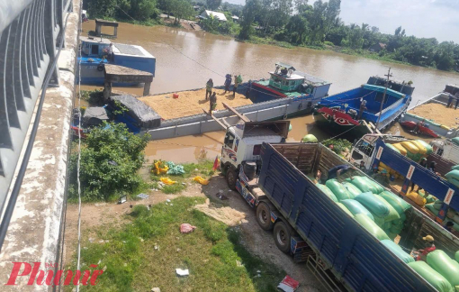 “Chợ lúa gạo” tự phát ngay chân cầu ở Giang Thành tiềm ẩn tai nạn giao thông