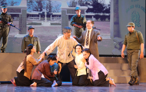 NSƯT Lê Tứ và NSƯT Lê Hồng Thắm tối là 'cha con', sáng là 'vợ chồng'