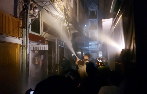 Tổ liên gia cứu 2 người mắc kẹt trong đám cháy ở quận 3