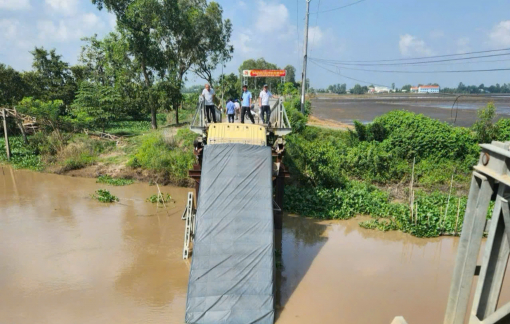 Xe tải chở gạch làm sập cầu sắt, xe rơi xuống kênh ở An Giang