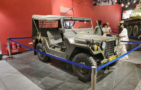 Bảo tàng Lịch sử Quân sự Việt Nam chăng dây, ngăn khách trèo, ôm hiện vật