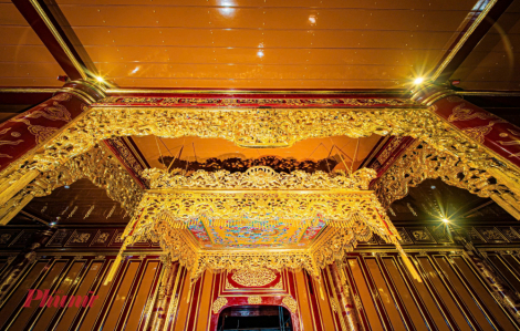 Chiêm ngưỡng vẻ đẹp lộng lẫy của bửu tán ngai vàng triều Nguyễn tại Điện Thái Hòa