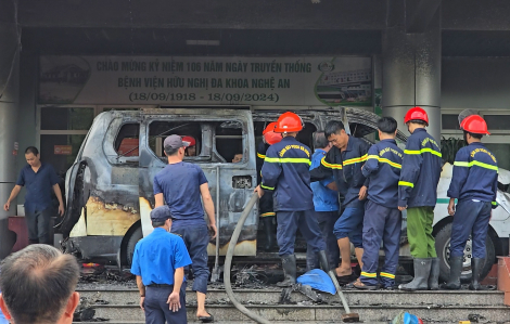 Xe cứu thương bốc cháy dữ dội trước cửa phòng cấp cứu bệnh viện