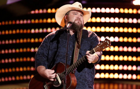 Quán quân The Voice Mỹ bị bắn