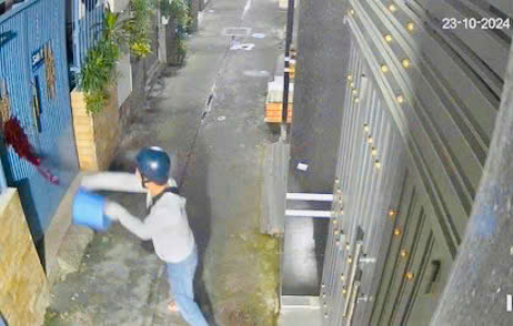 TPHCM: Bắt nhiều đối tượng tạt chất bẩn vào nhà dân để đòi nợ