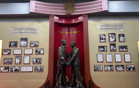 Tham quan Bến Nhà Rồng