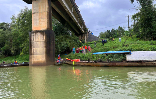 Đã tìm thấy thi thể 2 nạn nhân vụ xe rác rơi xuống sông