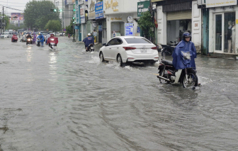 Người dân Huế hối hả chạy lụt trong tình trạng 'không kịp trở tay'