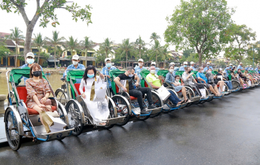 Sự thật việc bỏ tiền mua suất xích lô, ghe bơi mưu sinh