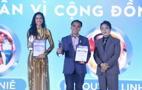 Hoa hậu H’Hen Niê xúc động khi được vinh danh, nhớ quá khứ thiếu thốn