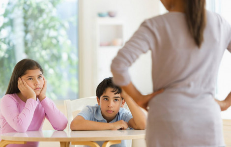 Lên trường là trò giỏi, về nhà là con… hư?