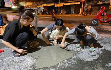 Nhóm bạn trẻ xuyên đêm vá đường để đừng ai bị té ngã