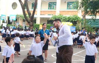 Học sinh tiểu học làm MC tiếng Anh