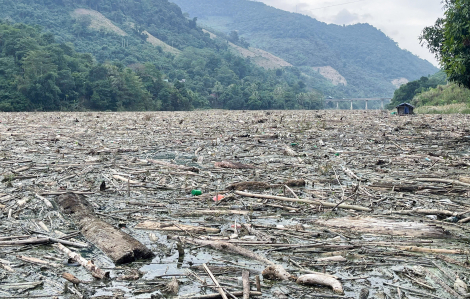 Rác phủ kín thượng nguồn hồ thủy điện lớn nhất Nghệ An