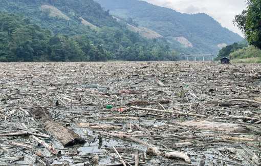 Rác phủ kín thượng nguồn hồ thủy điện lớn nhất Nghệ An