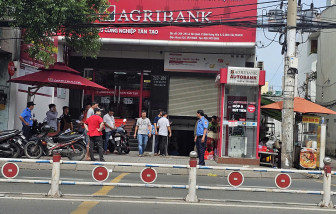 Bắt người đàn ông đập trụ ATM ở TPHCM