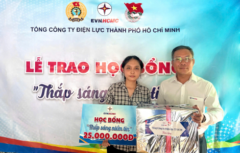 EVNHCMC trao học bổng “Thắp sáng niềm tin”