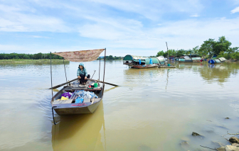 Lênh đênh đời vạn chài trên sông Lam