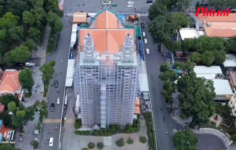 Cặp Thánh giá mới trên đỉnh tháp Nhà thờ Đức Bà Sài Gòn được mạ vàng