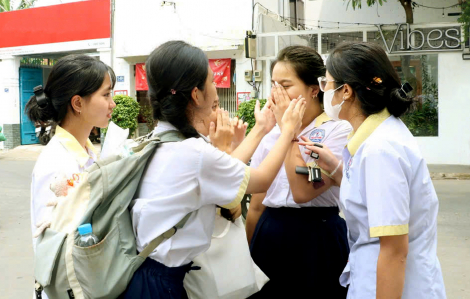 Bài 1: Học sinh lớp Chín thấp thỏm ngóng môn thi vào lớp Mười