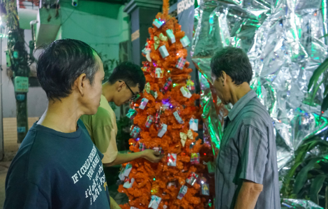 Xóm đạo quận 8 tất bật 'khoác áo' lộng lẫy đón Giáng sinh