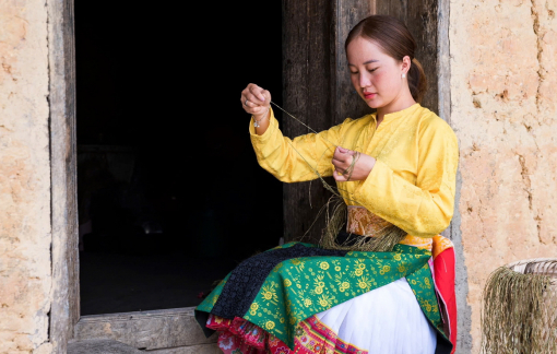 Cô gái H’Mông và những cuộn vải lanh “gia bảo”